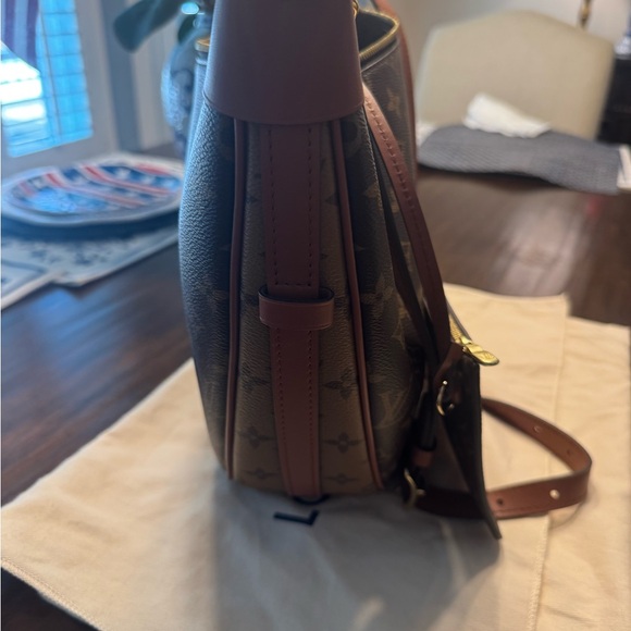 Louis Vuitton Reverse Monogram Loop - Picture 4 of 16